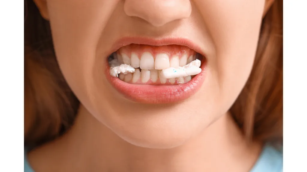 Rincez votre bouche avec de l’eau salée tiède ou un bain de bouche antiseptique pour réduire l’inflammation