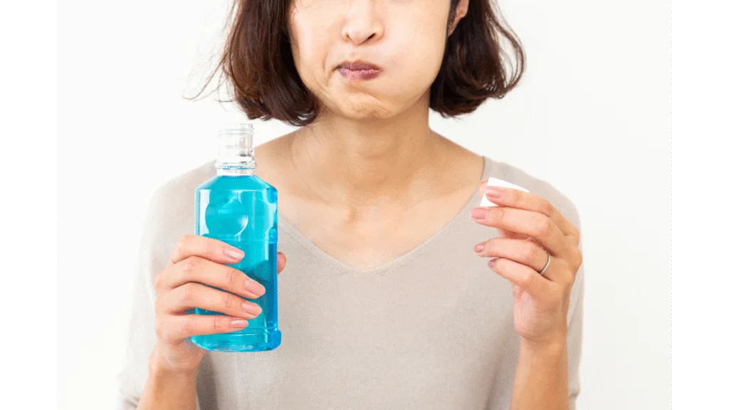 Rincez activement le bain de bouche