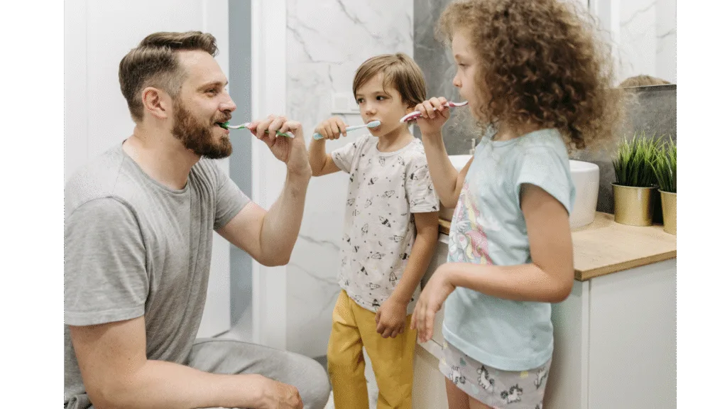 les parents doivent brosser les dents des enfants de moins de 3 ans eux-mêmes
